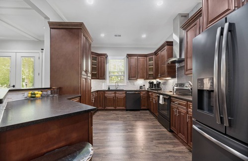 Weddington House | 4500 sq ft. Cozy/Luxe Mountain style retreat in South CLT- 2 King Masters!