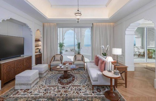 West Bay Hotel | 459 m² Hotel ∙ 5 bedrooms ∙ 11 guests