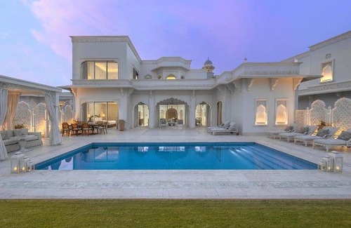 West Bay Hotel | 459 m² Hotel ∙ 5 bedrooms ∙ 11 guests