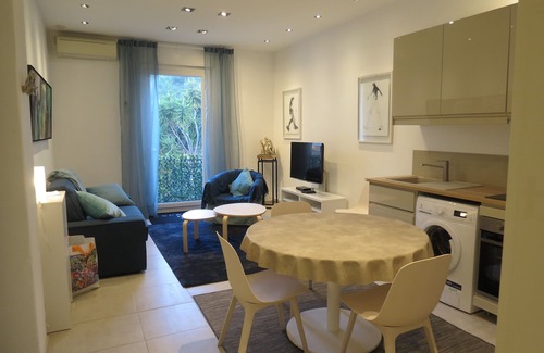 Antibes Old Town Apartment | 45m2 loft, former art gallery, Antibes, near sea and old town with parking