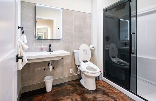 North Oakland Apartment | 461 Melwood Suites Unit 102 Studio