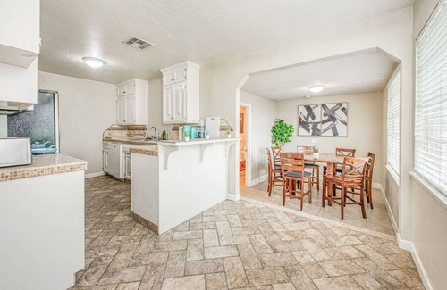 Raisin House | 4689 E Cambridge House · Fresno Airport Wonderfull Home King Bed, deep bath