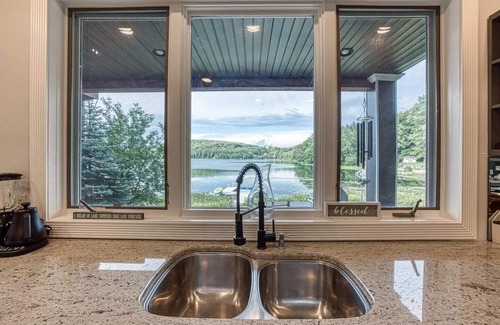 Fishs Eddy House | 4800 Sq Ft Catskills Lake Mansion W/Hot Tub!