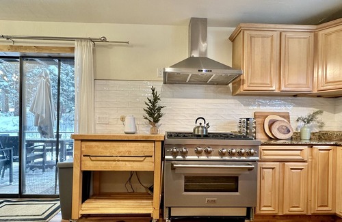 Ridgway Cabin | 4B/2.5BA Cabin in Ouray- 5 mins to pool!