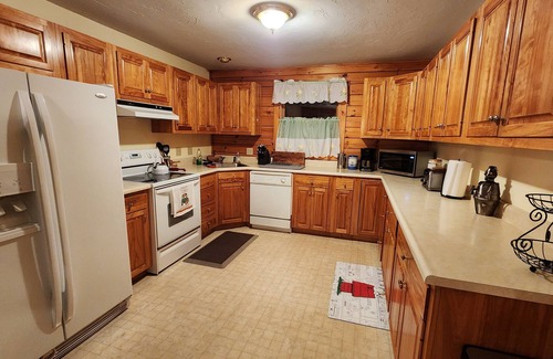 Thornton House | 4b2b true Log retreat in the heart of the Whites
