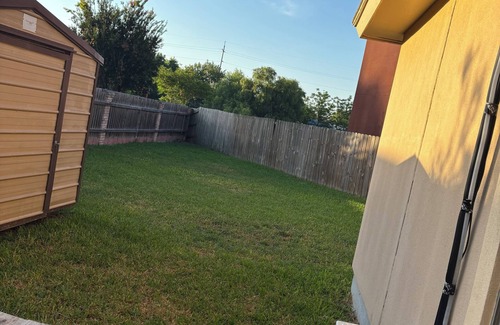 Brownsville House | 4bd 2.5ba nBackyard WiFi Close proximity to SPI, Space X, stores, gyms, mall etc