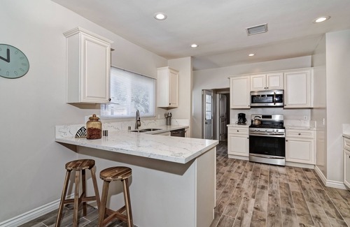 Logan Heights House | 4bd/2bth private parking, 8 min to Gaslamp, Zoo