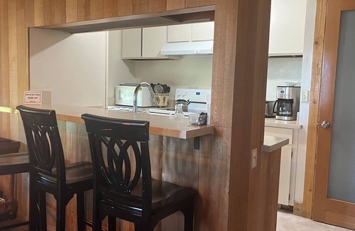 Lake Forest House | 4BD/3BA Northshore Condo Lakeview 2 Master Suites Sleeps up to 8 Great Value