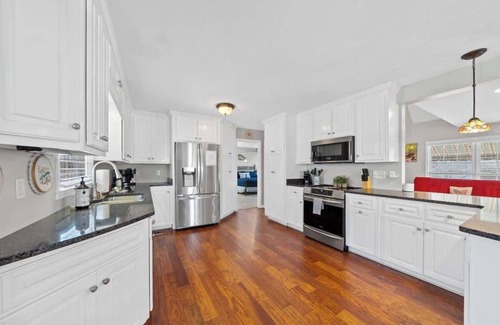 Milledgeville House | 4bd/3bth, Sleeps 14, Pool Table, Fire pit + More!