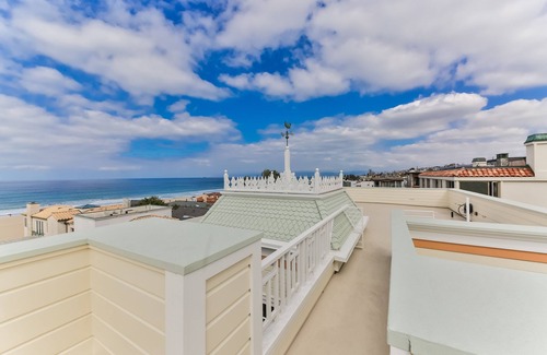The Strand House | 4BD/4BA. Ocean views & garage parking. Beach & Bike path. Walk to Restaurants.