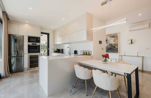 Grabri Villa | 4BD villa for up to 8 with large swimming pool, jacuzzi, sauna, gym, bocci