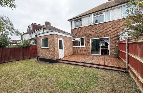 Farnborough and Crofton House | 4Bed Contractor Ready & Family Retreat -Private Parking plus Garden