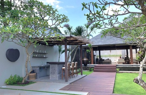 Babakan Villa | 4Bedrooms villa with views of rice field, mountain, & sunset w/spacious garden.n