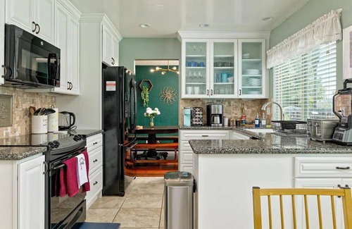 Fairfield House | 4BR/2.5BA + Pool/Hot Tub, Pets OK! Close to Napa/Six Flags/Wineries/San Fran!