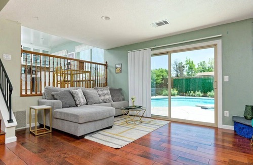 Fairfield House | 4BR/2.5BA + Pool/Hot Tub, Pets OK! Close to Napa/Six Flags/Wineries/San Fran!