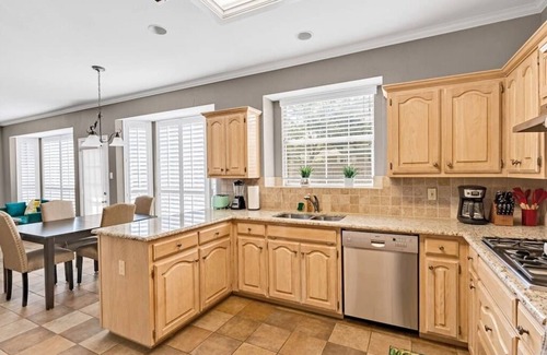 Grapevine House | 4BR, 2.5BA, sleep 11, close to highway and airport