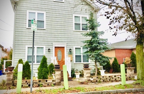 Quincy Apartment | 4BR 2BA 7BED WOLLASTONBEACH.NearBOSTON-1