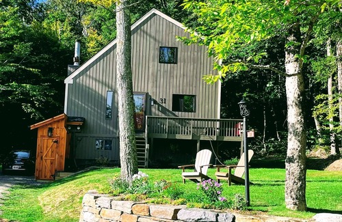 West Dover Ski Chalet | 4BR 2BA - MT SNOW, SKIBACK TRAIL, FREE SHUTTLE, POOL, BBQ - Green Mountain House
