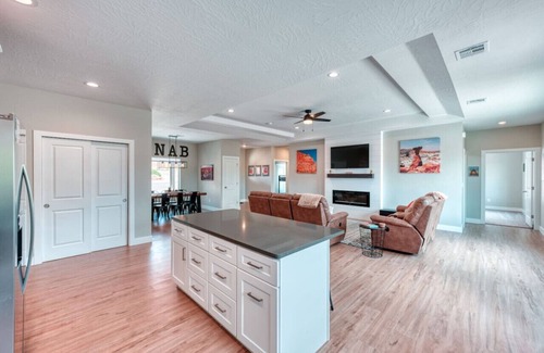 Kanab House | 4BR (3 King beds) w/Game Room, Views, Murals, Steps to Hiking
