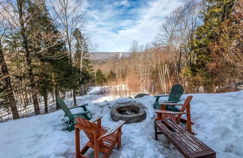 Stratton Mountain Ski Chalet | 4BR/3BA Smart Home w/Hot Tub, Mountain View Ski Chalet 3 minutes to Stratton