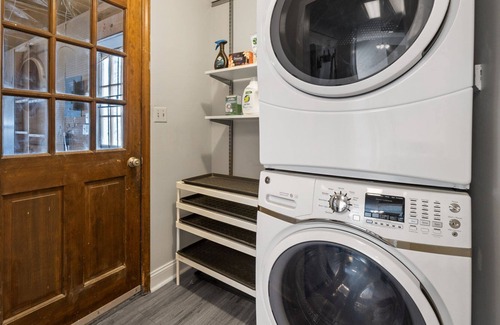 Charlotte House | 4BR at Kingfisher Drive