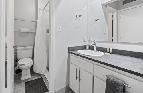 Charlotte House | 4BR at Kingfisher Drive