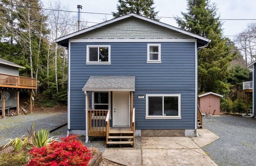 Rockaway Beach House | 4BR beach retreat with hot tub, fire pit, BBQ, and pet-friendly vibes—walk to sand & shops!