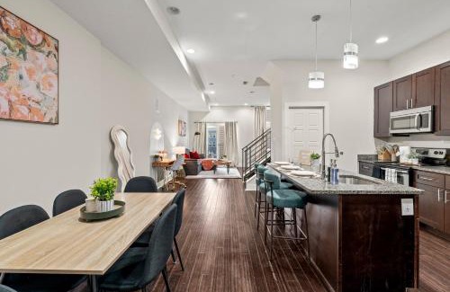 Fairmount Apartment | 4BR - BSL Subway - Steps to Met - Family Friendly
