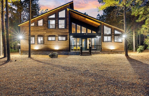 Pickens Cabin | 4BR Fun Packed! Pool Table, Playset, Arcade!