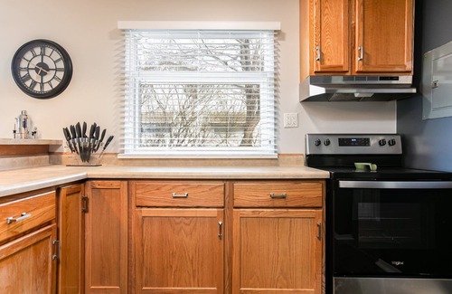 South Bend House | 4BR Gameday Getaway|EV Charger+|Pet-Friendly |10p