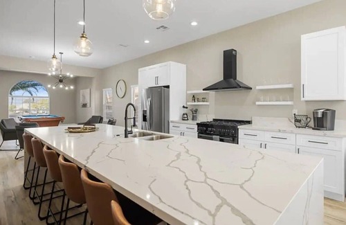 Foothills Villa | 4BR Home w Jacuzzi, Pool & Firepit, Sleeps 10