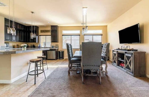 Enterprise House | 4BR Home w/Parking, Close to Everything in Vegas!