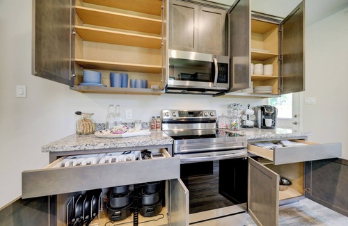 Montgomery House | 4BR house in Montgomery w/WiFi, AC, Backyard 10 mins Lake Conroe, Sleeps 13