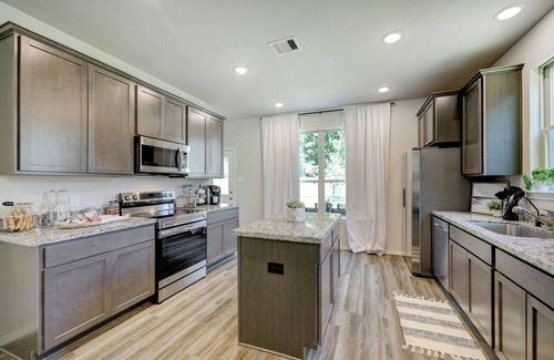 Montgomery House | 4BR house in Montgomery w/WiFi, AC, Backyard 10 mins Lake Conroe, Sleeps 13