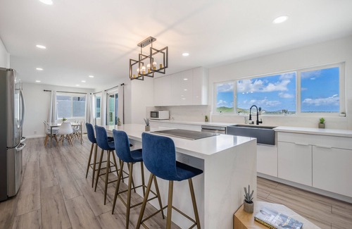 Kailua House | 4BR Kailua Ocean Views King Bed AC Pet-Friendly WiFi