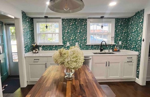 Norwichtown House | 4BR Large Historic Hidden Gem in Norwich with Pool