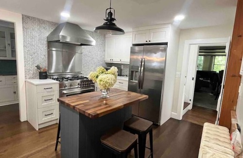 Norwichtown House | 4BR Large Historic Hidden Gem in Norwich with Pool