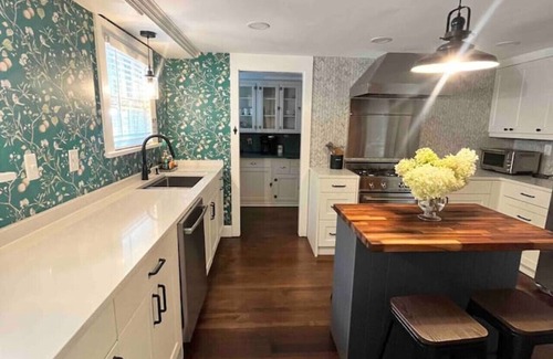 Norwichtown House | 4BR Large Historic Hidden Gem in Norwich with Pool
