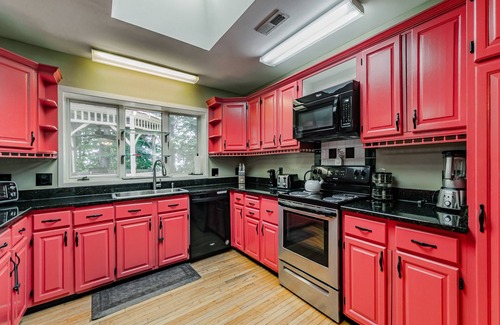 Woodfin House | 4BR Mountain Retreat Sleeps 12 with Hot Tub Pet Friendly 10min to Asheville