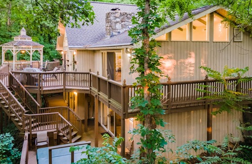 Woodfin House | 4BR Mountain Retreat Sleeps 12 with Hot Tub Pet Friendly 10min to Asheville