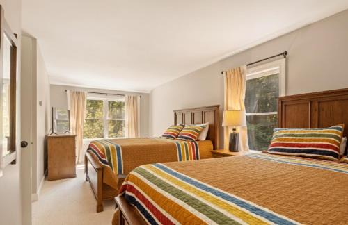 Bartlett House | 4BR Mountain retreat with Ski Base Bikes & Yard