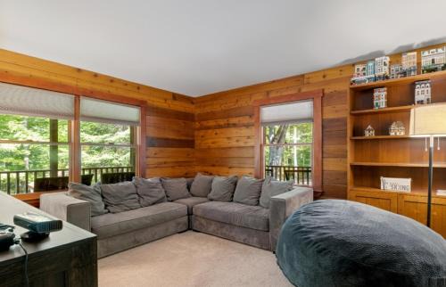 Bartlett House | 4BR Mountain retreat with Ski Base Bikes & Yard