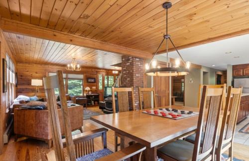 Bartlett House | 4BR Mountain retreat with Ski Base Bikes & Yard