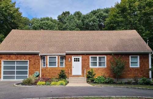 Southold House | 4BR+ Newly renovated home mins to top beaches and vineyards, new heated pool!
