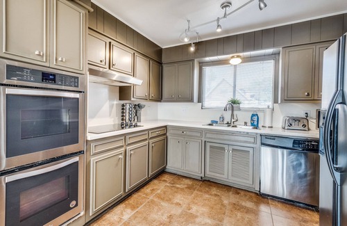 North San Antonio - SAT House | 4BR Pool Hot Tub Game & Putt-Putt Retreat