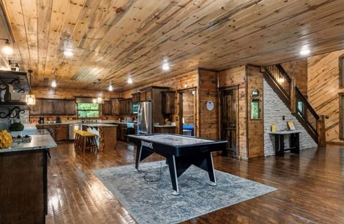 Broken Bow Cabin | 4br Prvt heated Pool & Games Sleeps 22