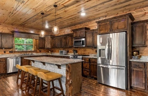 Broken Bow Cabin | 4br Prvt heated Pool & Games Sleeps 22