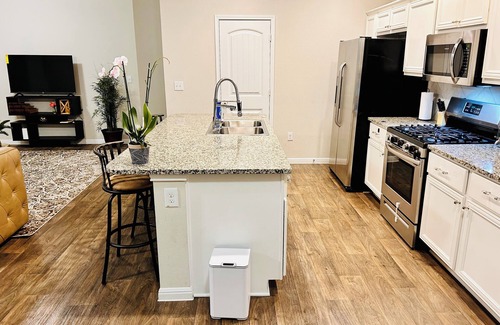 Pioneer Crossing House | 4BR retreat: 15m from Downtown and the Domain