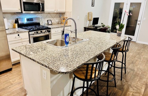 Pioneer Crossing House | 4BR retreat: 15m from Downtown and the Domain