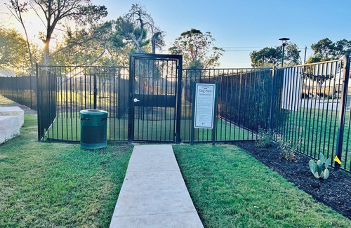 Pioneer Crossing House | 4BR retreat: 15m from Downtown and the Domain